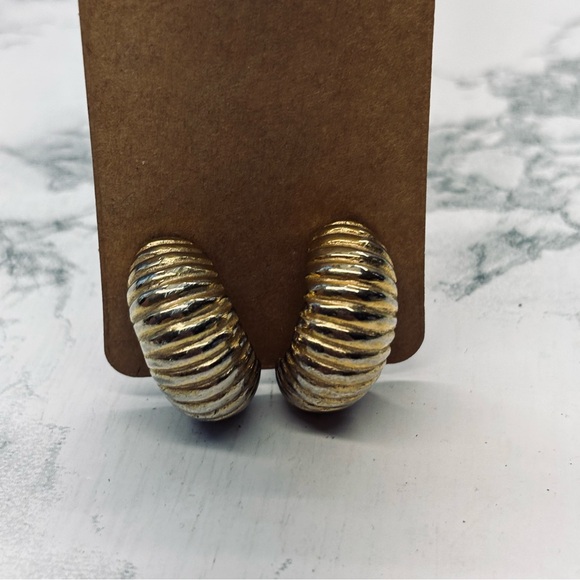 Vintage Jewelry - Gold Ribbed Earrings vintage clip on